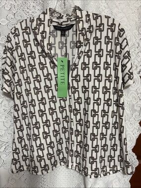 Meg & Margot Petite Cream Short Sleeve Blouse with Black & gGeometric Chain Prin